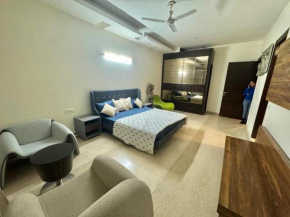 Luxury Stay in Faridabad - 5 Kms from South Delhi - 1 BHK Set - 1500 SqFt - Free Car Parking